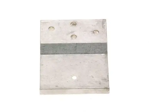 Aluminiumplatte mit mehreren Löchern, möglicherweise für die Montage. Die Oberfläche zeigt einen grauen Streifen. Produkt stammt von Bosch.